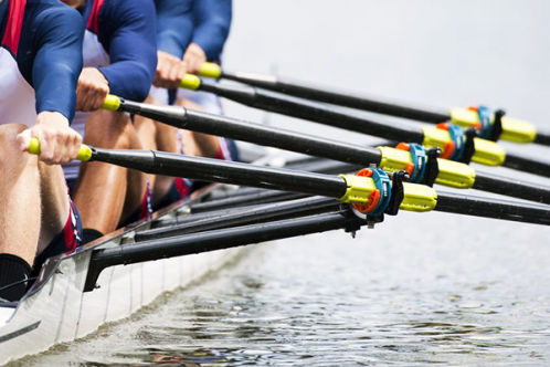 foto van roeiers in een skiff